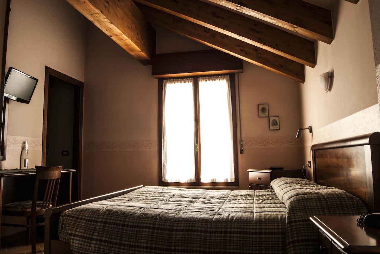 Ristorante Albergo Da Giovanni Carvico Ruang foto
